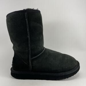 UGG Classic Short II Boots Womens Size 7 Black Suede Sheepskin Fur Snow 5825